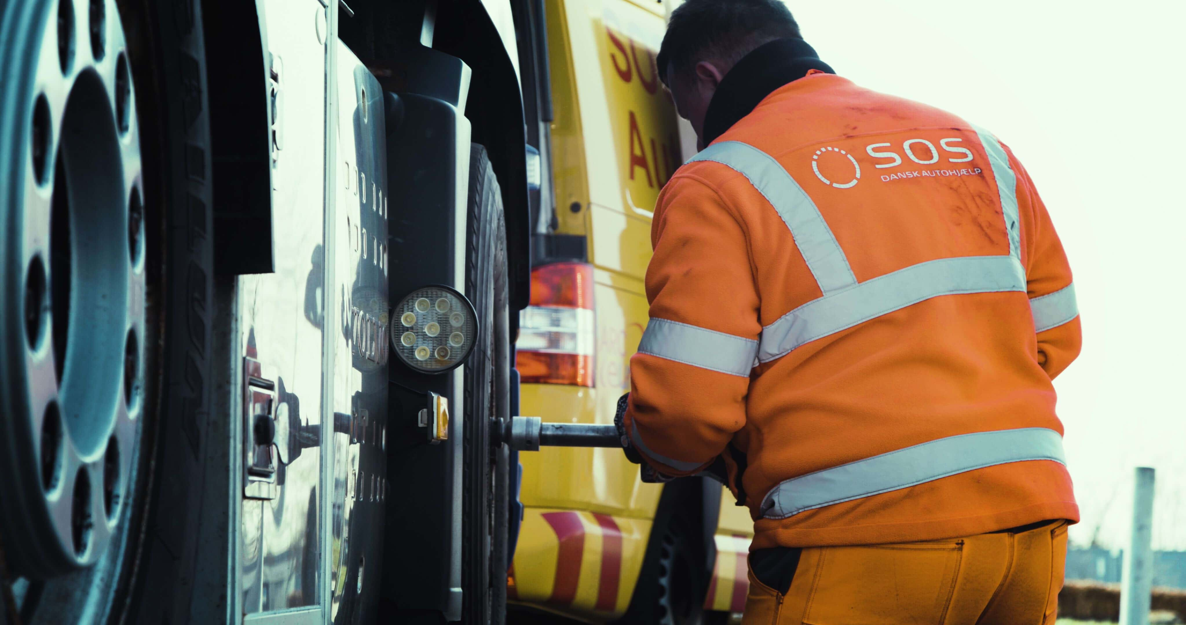 In de bestelwagen is er veel elektrische apparatuur die wordt opgeladen 