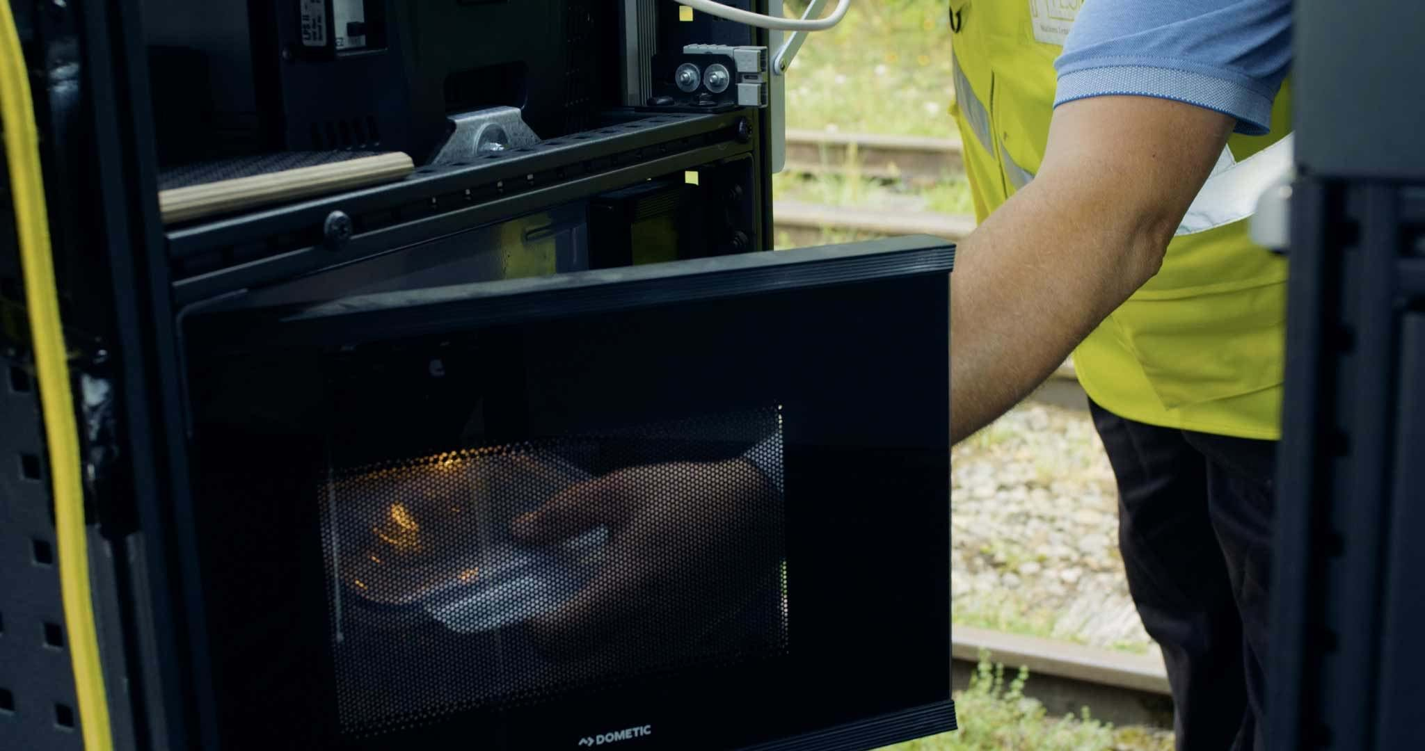 Le système onduleur/batterie tout-en-un alimente le four à micro-ondes et d'autres appareils