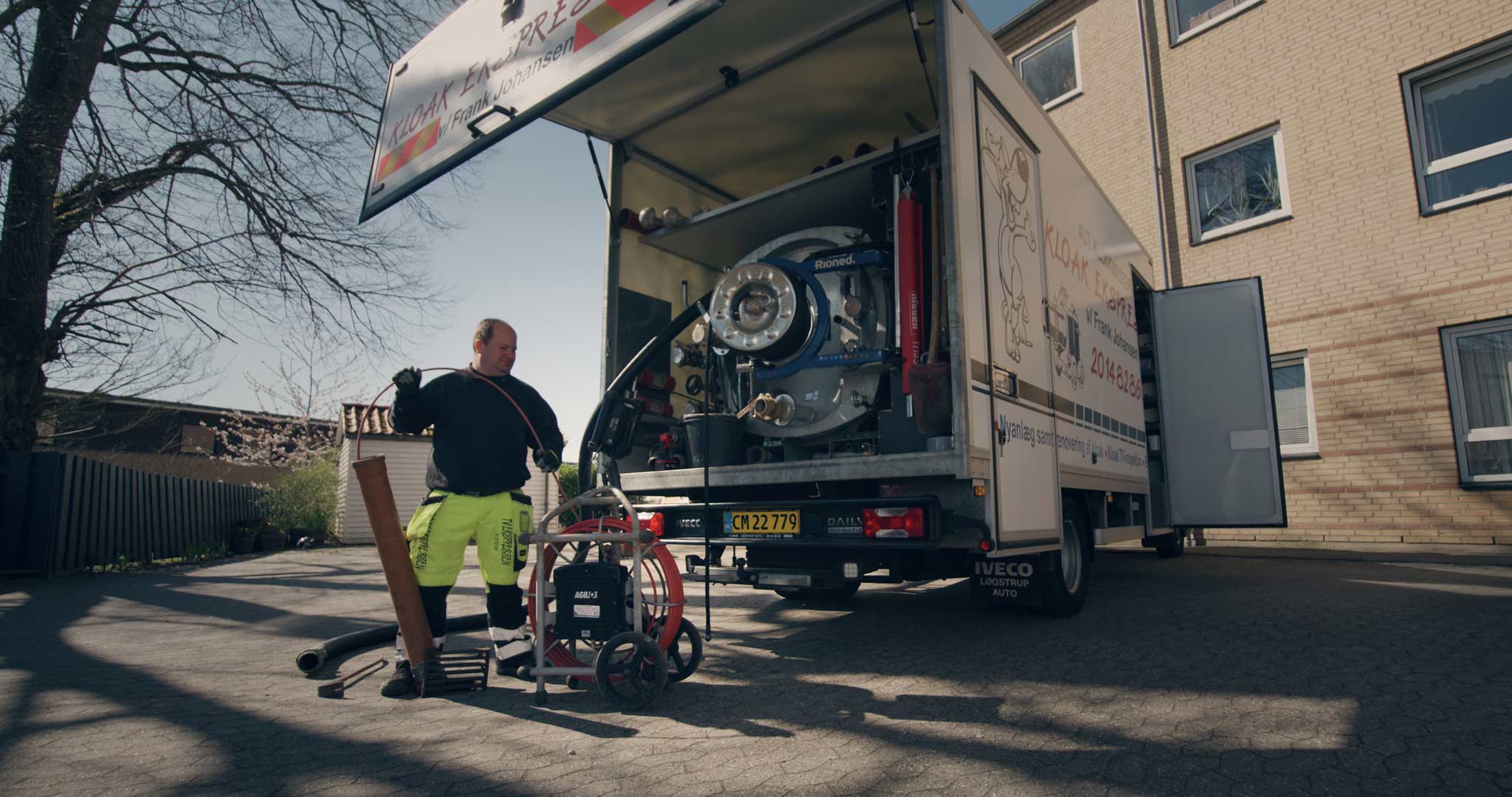 Fordon för filminspektion med 220 V allt-i-ett-batterisystem som genererar ström för hela dagen.