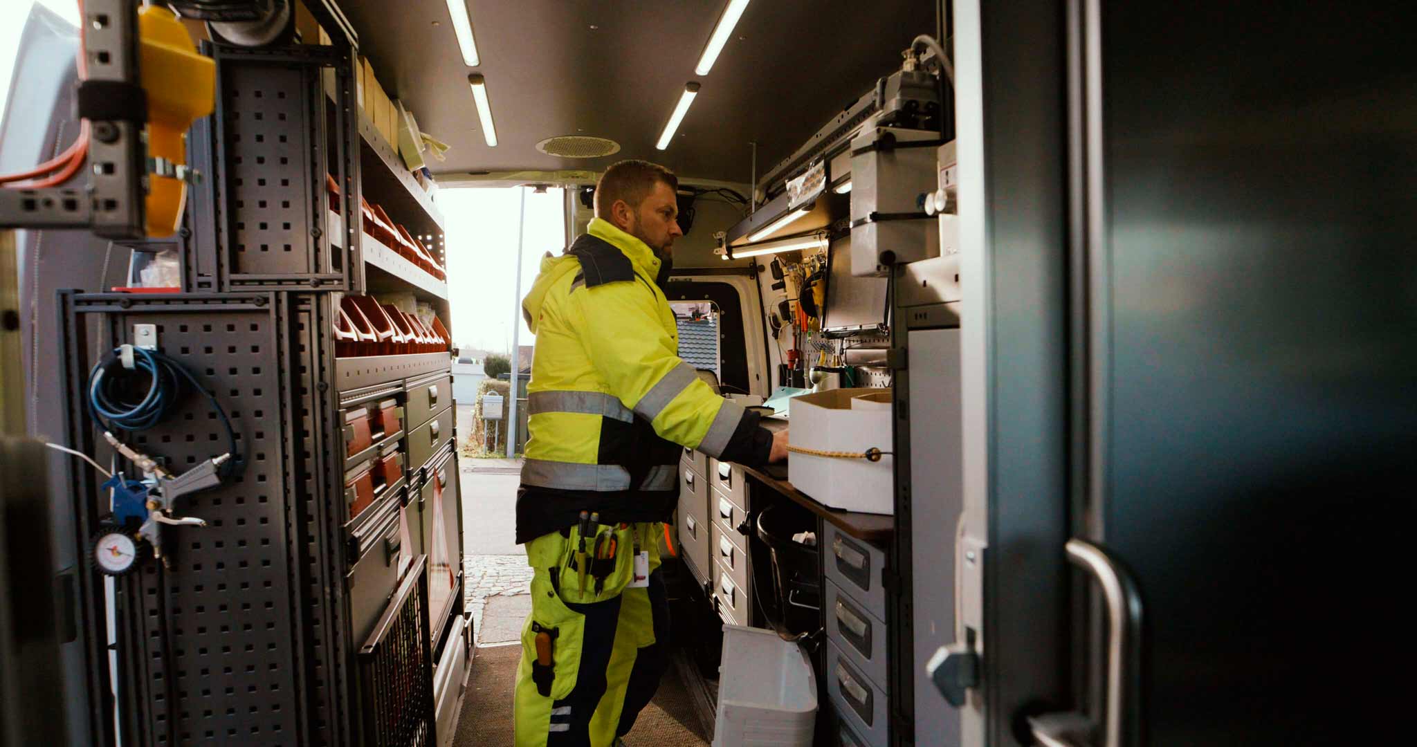 Het elektrisch maken van handelingen bespaart 3 uur stationair draaien per dag per bestelwagen