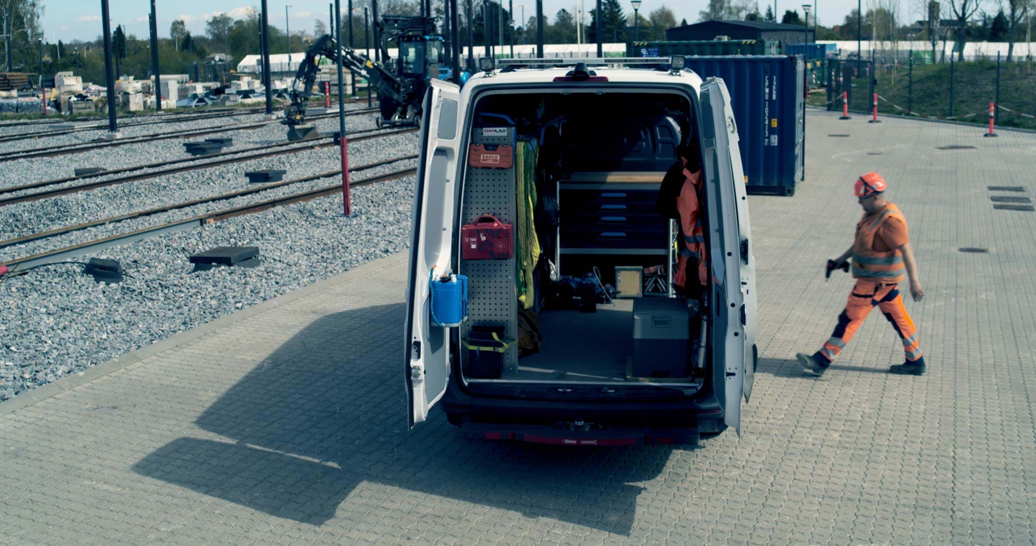 Compact power supply without idling in the vans of Aarsleff Rails